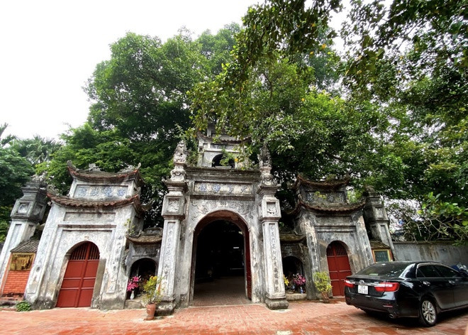 Tại phường Quang Trung, TP Hưng Yên, tỉnh Hưng Yên có Đền Mẫu nổi tiếng, nằm ven hồ Bán Nguyệt, là chốn linh thiêng của Quần thể di tích Phố Hiến. Đền Mẫu thờ bà Quý Phi họ Dương. Nghi môn của Đền được xây dựng khá đẹp. Bước vào sân đền là những cây cổ thụ rợp bóng, cảnh sắc thanh bình. Hàng năm, tại đền có lễ hội truyền thống diễn ra vào tháng 3 Âm lịch. Ảnh: Mai Dao Thanh.