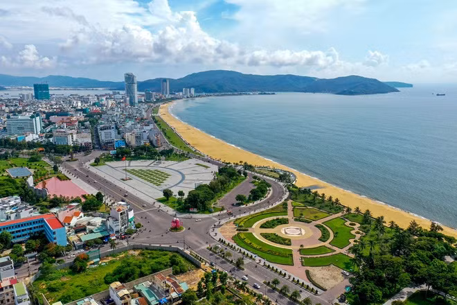 TP Quy Nhơn là tỉnh lỵ của Bình Định, hiện có 16 phường, trong đó 10 phường mang tên danh nhân, gồm: Bùi Thị Xuân, Lê Hồng Phong, Lê Lợi, Lý Thường Kiệt, Ngô Mây, Nguyễn Văn Cừ, Quang Trung, Trần Hưng Đạo, Trần Phú, Trần Quang Diệu. 6 phường còn lại là: Đống Đa, Ghềnh Ráng, Hải Cảng, Nhơn Bình, Nhơn Phú, Thị Nại. Ngoài ra, thành phố cũng có 5 xã: Nhơn Lý, Nhơn Hội, Nhơn Hải, Nhơn Châu, Phước Mỹ. Ảnh: Minh Hoàng.