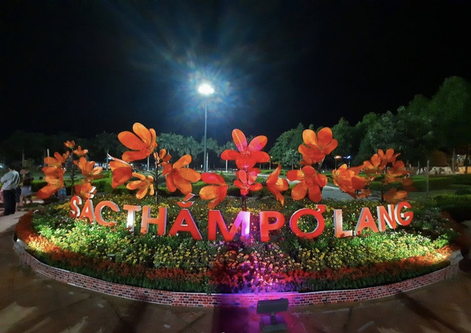 Tại phường Quang Trung, TP Kon Tum, tỉnh Kon Tum có quảng trường 16/3. Ngày 16/3 là ngày giải phóng tỉnh Kon Tum, sự kiện trọng đại trong lịch sử đấu tranh cách mạng của Đảng bộ, quân và dân các dân tộc tỉnh Kon Tum. Ảnh: Dan Tran Quoc.