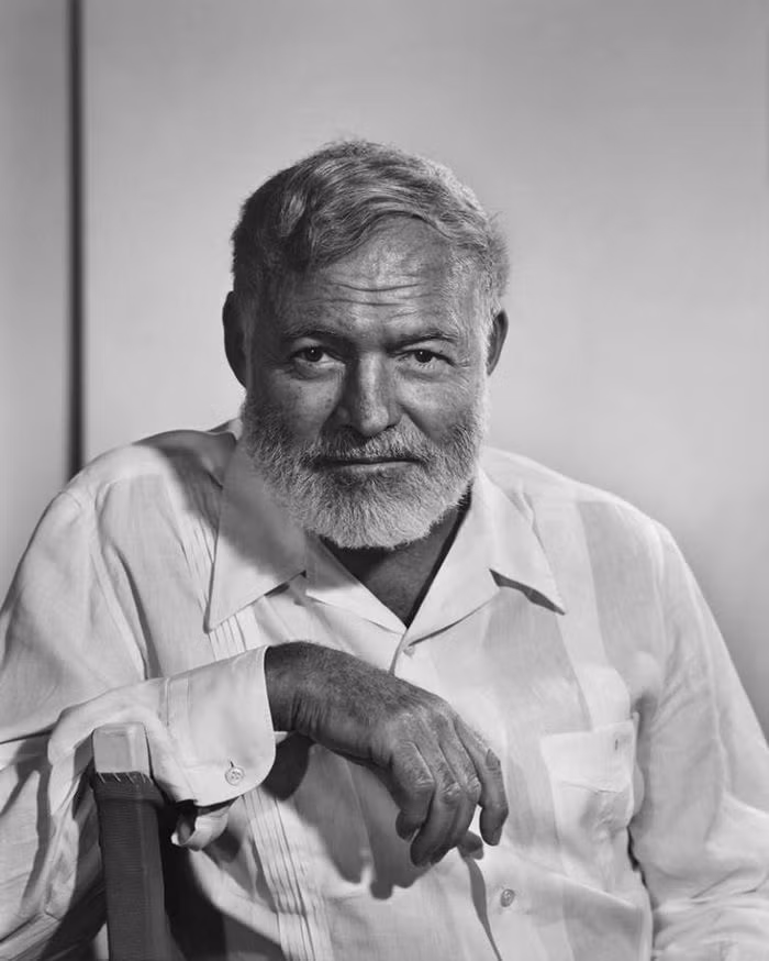 Thế nhưng, khi sáng tác "Ông già và biển cả", Hemingway viết rất nhanh. Ông từng chia sẻ với nhà báo Nga Henryk Borovik rằng, "Ông già và biển cả" là tác phẩm duy nhất mà ông hoàn thành một cách rất nhanh. Ông không nhớ rõ hoàn thành tiểu thuyết này trong mấy ngày nhưng chỉ biết rằng ông viết rất nhanh.