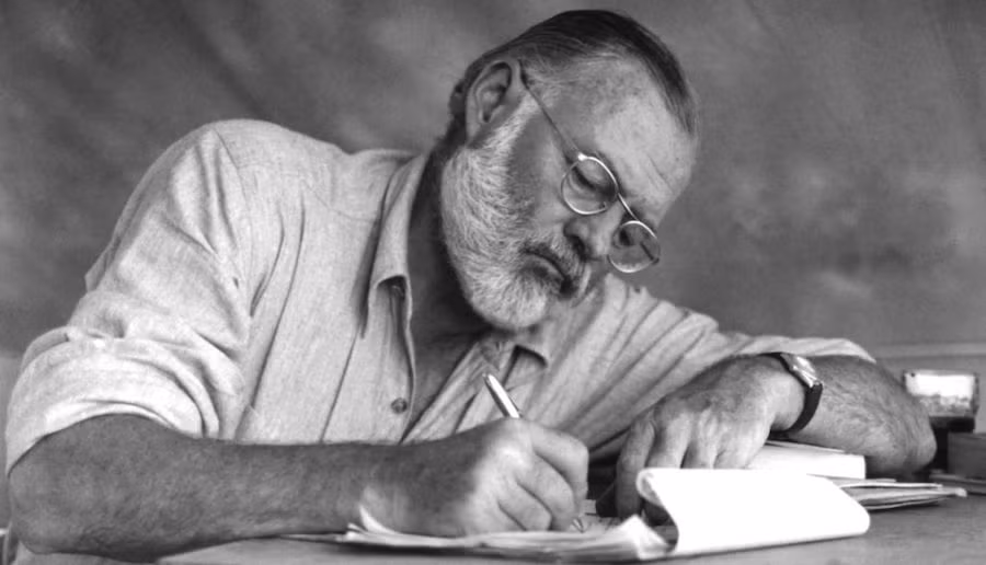 Tác phẩm "Ông già và biển cả" (1952) là một tác phẩm lớn đưa tên tuổi nhà văn Hemingway lên tầm cao mới. Nhờ tiểu thuyết này, ông đạt giải Nobel văn học năm 1954. Đây là một giải thưởng danh giá và uy tín mà nhiều nhà văn khao khát có được.