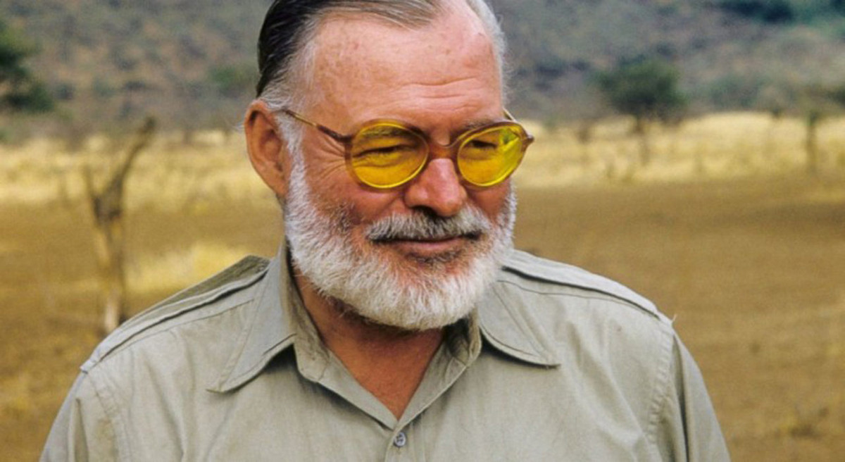Theo chia sẻ của Hemingway, trung bình mỗi ngày ông sáng tác từ khoảng 5h sáng đến 1h chiều. Mỗi ngày, ông viết được khoảng 700 - 800 chữ. Thế nhưng, cũng có ngày, ông viết văn được khoảng 200 chữ.