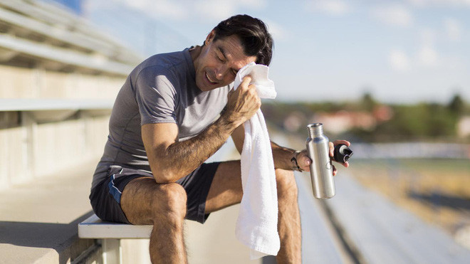 Trong những ngày nắng nóng gay gắt, cơ thể con người đổ mồ hôi. Đây là việc cơ thể làm để duy trì thân nhiệt thích ứng với điều kiện của thời tiết.