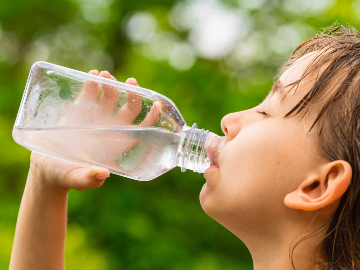 Mồ hôi có thể giúp con người giải tỏa khoảng 35% nhiệt lượng nếu đáp ứng đủ 2 điều kiện: uống bù nước liên tục để sinh mồ hôi và mồ hôi có thể bay hơi khỏi da nhanh chóng.