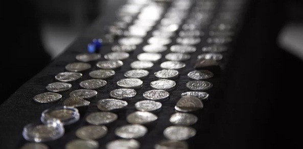 Trong cuộc khai quật ở Đông Bắc Ba Lan, các nhà khảo cổ phát hiện kho báu khủng bằng bạc được đúc dưới thời vương triều Carolingian.