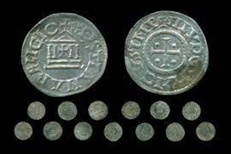 Các chuyên gia suy đoán 118 đồng xu bạc thuộc kho báu mới phát hiện trên có thể nằm tại thị trấn giao thương sầm uất Truso của người Viking thời xưa. Nguyên do là bởi kho báu này tìm thấy cách bờ biển Baltic khoảng 100 km.