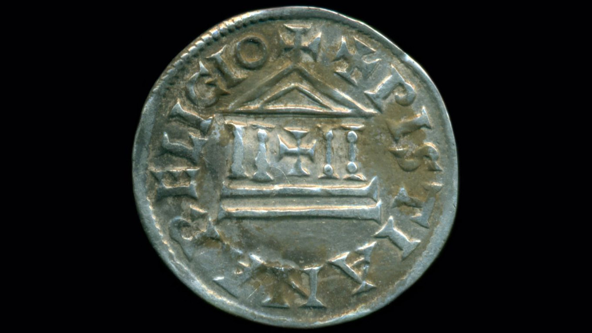 Đây là lần đầu tiên các nhà khảo cổ tìm thấy một kho báu đồng xu bạc với số lượng lớn của vương triều Carolingian ở Ba Lan. Trước đó, các chuyên gia chỉ tìm thấy 3 đồng xu tương tự tại quốc gia này.