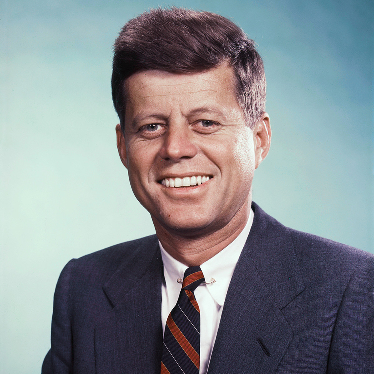 Tổng thống Kennedy xuất thân trong một gia tộc danh giá, có nhiều người làm chính trị và giàu có.