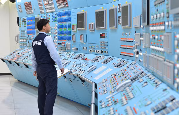 Theo quy trình xử lý sự cố, đơn vị vận hành bắt đầu giảm công suất của lò phản ứng. Sau khi biết thông tin, một bộ phận dư luận hoang mang, lo lắng. Thông qua việc thông tin về sự cố và cách khắc phục, giới chức trách Hàn Quốc giúp người dân ổn định tâm lý, không còn hoang mang, lo lắng.