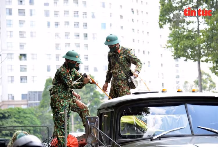 Đoàn xe tập trung trước Công viên Gia Định để triển khai đội hình phun thuốc dọc các tuyến đường.