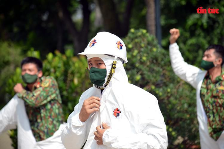 Các chiến sĩ mặc đồ bảo hộ trước khi triển khai nhiệm vụ.