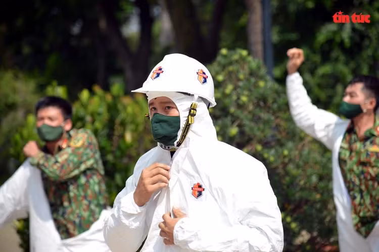 Các chiến sĩ mặc đồ bảo hộ trước khi triển khai nhiệm vụ.