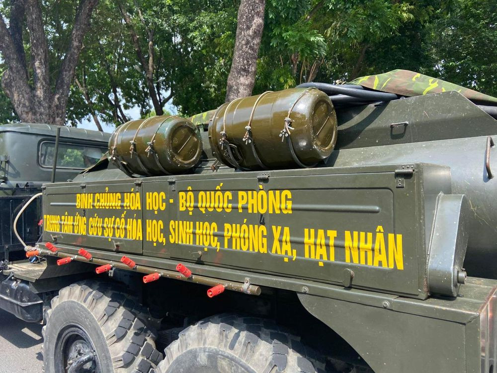 Đại tá Từ Minh Sơn, Trưởng phòng hóa học Quân khu 7 cho biết, đã huy động 70 người với 15 phương tiện đặc chủng cùng 2.000 kg chất Cloramin B để xịt khuẩn. Ngày 2/6 sẽ tiếp tục xịt khuẩn ở phường Thạnh Lộc (Quận 12) và huyện Hóc Môn.