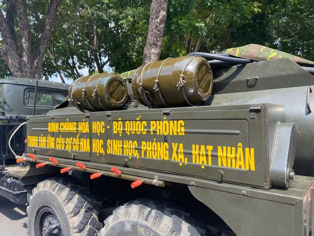 Đại tá Từ Minh Sơn, Trưởng phòng hóa học Quân khu 7 cho biết, đã huy động 70 người với 15 phương tiện đặc chủng cùng 2.000 kg chất Cloramin B để xịt khuẩn. Ngày 2/6 sẽ tiếp tục xịt khuẩn ở phường Thạnh Lộc (Quận 12) và huyện Hóc Môn.