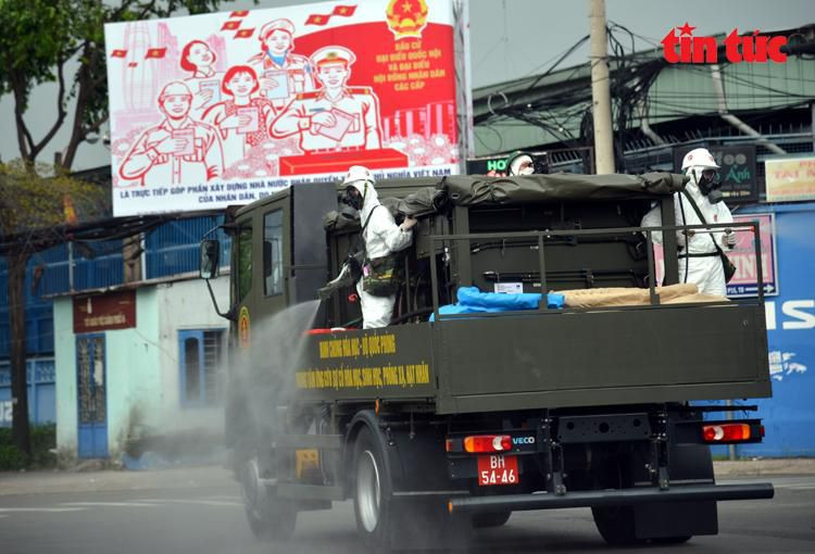 Đoàn xe phun thuốc tiêu độc, khử trùng toàn bộ tuyến đường Quang Trung.