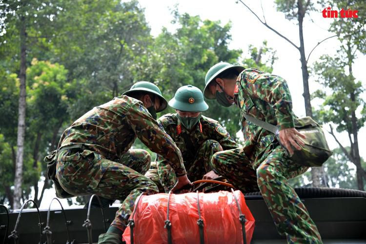 Đoàn xe đặc chủng của Quân đội đã tập trung ở Công viên Gia Định triển khai đội hình, phân chia nhiệm vụ cho các xe tiến hành phun khử khuẩn, tiêu độc để phòng dịch trên các tuyến đường như: Quang Trung, Nguyễn Văn Công, Thống Nhất, Nguyễn Văn Khối, vực phường 15, phường 3…
