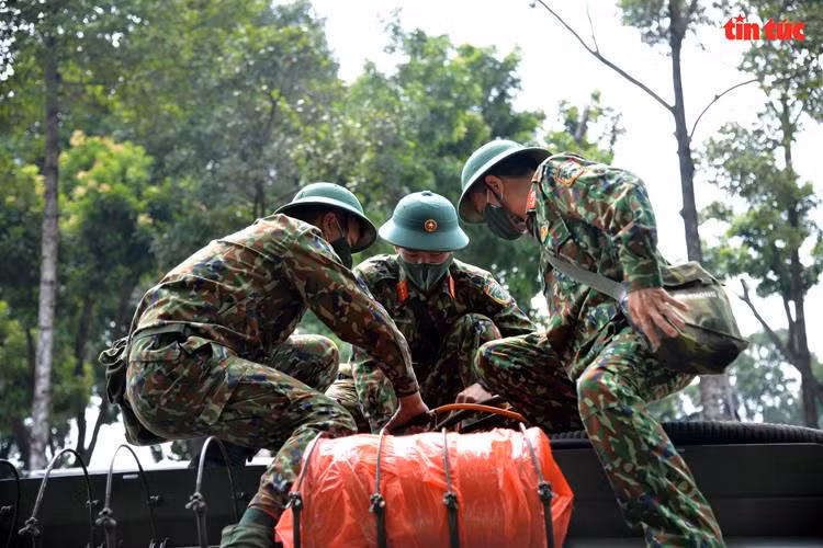 Đoàn xe đặc chủng của Quân đội đã tập trung ở Công viên Gia Định triển khai đội hình, phân chia nhiệm vụ cho các xe tiến hành phun khử khuẩn, tiêu độc để phòng dịch trên các tuyến đường như: Quang Trung, Nguyễn Văn Công, Thống Nhất, Nguyễn Văn Khối, vực phường 15, phường 3…