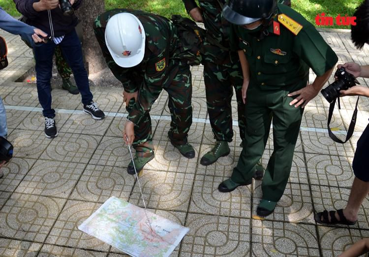 Đoàn công tác phân công các xe phun thuốc khử trùng trên các tuyến đường đã lên kế hoạch.