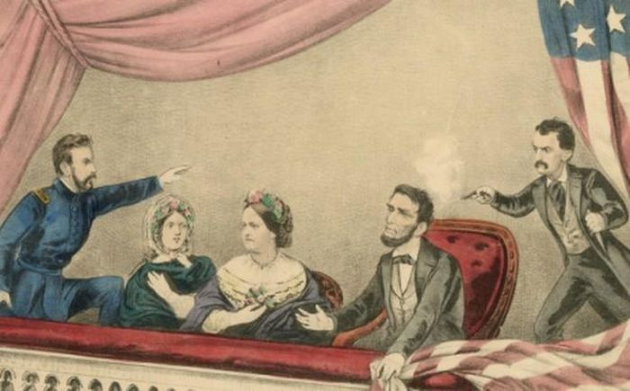 Rất đông người đến tiễn đưa người quá cố và thể hiện sự đau buồn, tiếc thương về cái chết của người đó. Khi nhìn thấy một người đứng bên linh cữu, Tổng thống Lincoln lại hỏi về người nằm trong quan tài. Lúc ấy, người này nói rằng đó là Ngài Tổng thống - người bị ám sát dẫn đến tử vong.