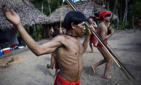 Trong trường hợp một thành viên Yanomami chết do bị kẻ thù sát hại thì chỉ có phụ nữ ăn món ăn có tro cốt người quá cố.