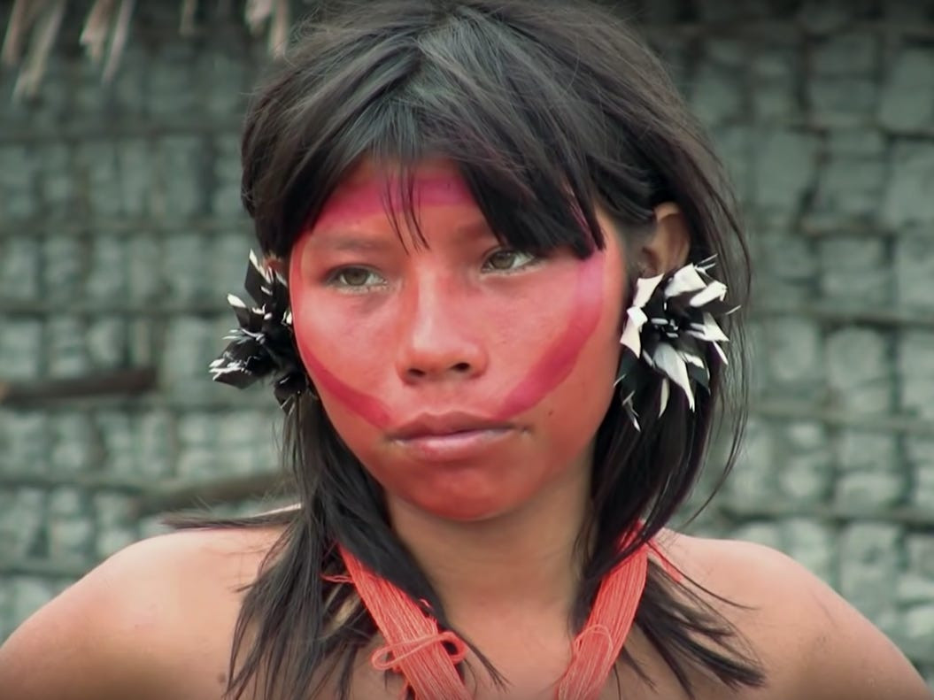 Cụ thể, khi một thành viên bộ tộc Yanomami qua đời thì sẽ được người thân tắm rửa sạch sẽ bằng nước đun từ lá rừng rồi mặc quần áo.