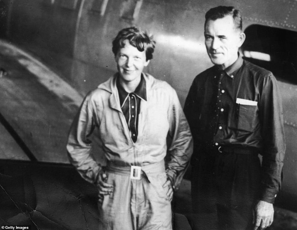 Vào năm 1937, nữ phi công huyền thoại Amelia Earhart và hoa tiêu Fred J. Noonan thực hiện chuyến bay vòng quanh thế giới trên máy bay Lockheed Electra 10E.