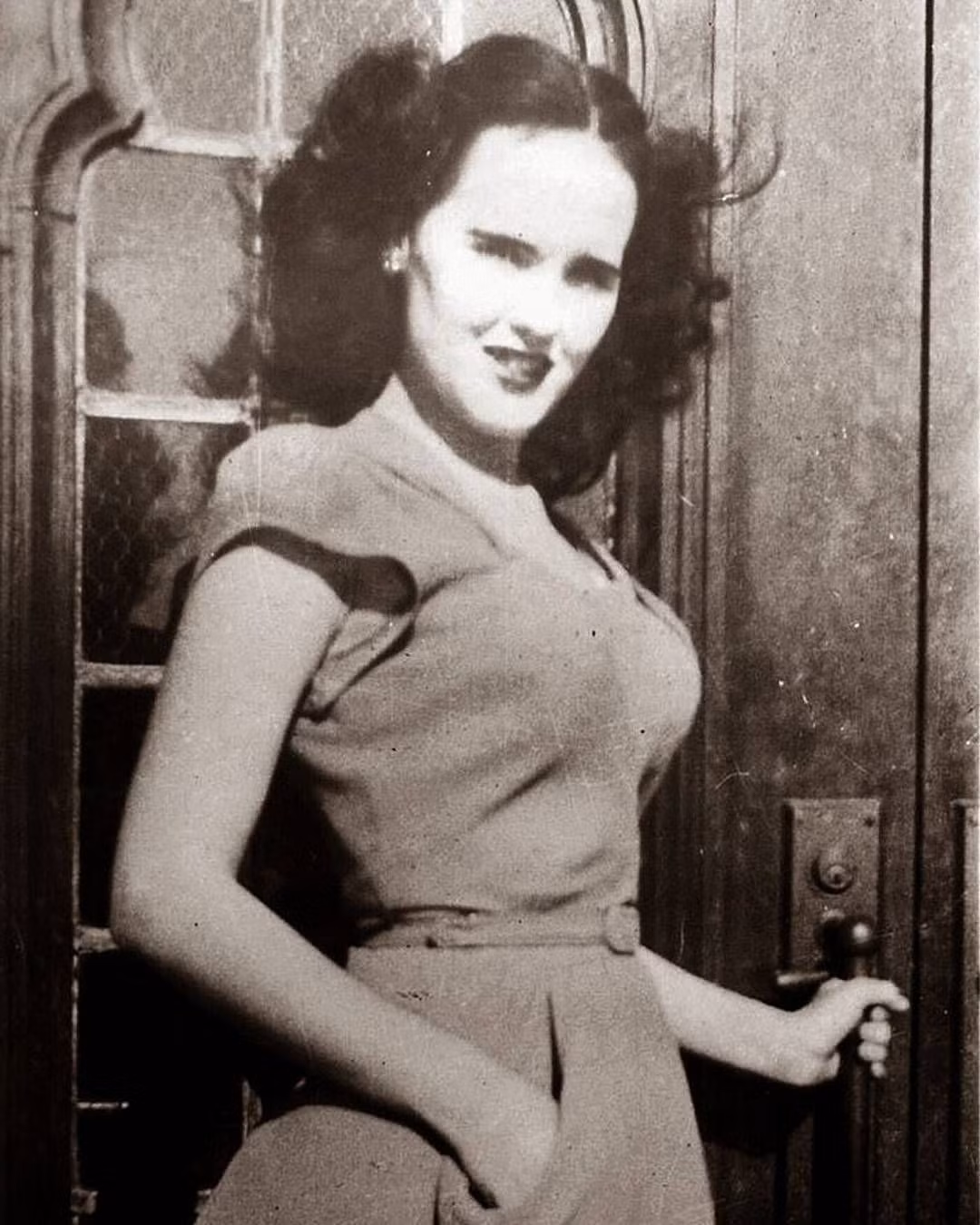 Bằng các nghiệp vụ, cảnh sát xác nhận danh tính nạn nhân là Elizabeth Short. Cái chết rùng rợn của cô khiến nhiều người dân Mỹ hoang mang, sợ hãi vì hung thủ ra tay quá tàn độc.