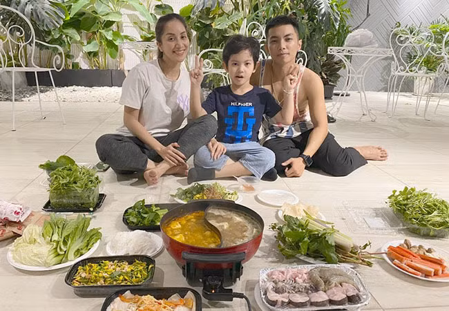 Vợ chồng Khánh Thi - Phan Hiển ăn lẩu tại gia vẫn đầy đủ các nguyên liệu cá, thịt và rau.