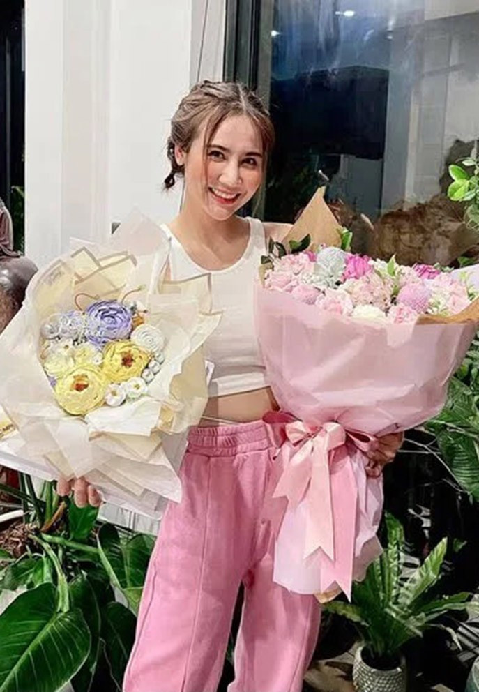 Huyền Lizzie đón sinh nhật một mình vì dịch bệnh. Cô được những người bạn gửi hoa và bánh kem đến tặng.