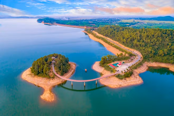 Công trình hồ Kẻ Gỗ được khởi công xây dựng từ năm 1976, hoàn thành năm 1980 với độ dài gần 30 km. Hồ gồm một đập chính và 10 đập phụ với nhiều tiềm năng về nguồn lực thủy điện, tưới tiêu. Ảnh: Vietnamtimes.