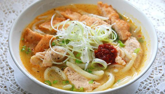 Cháo canh hay còn gọi là cháo bánh canh là món ăn được người dân địa phương yêu thích ở Hà Tĩnh. Không phải du khách nào đến nơi đây cũng được nếm thử món này. Bánh canh được dùng với nước hầm xương, tôm, trứng cút, thịt heo hầm nhừ và ớt cay đặc trưng đem đến hương vị mới lạ, khó quên. Ảnh: ota.