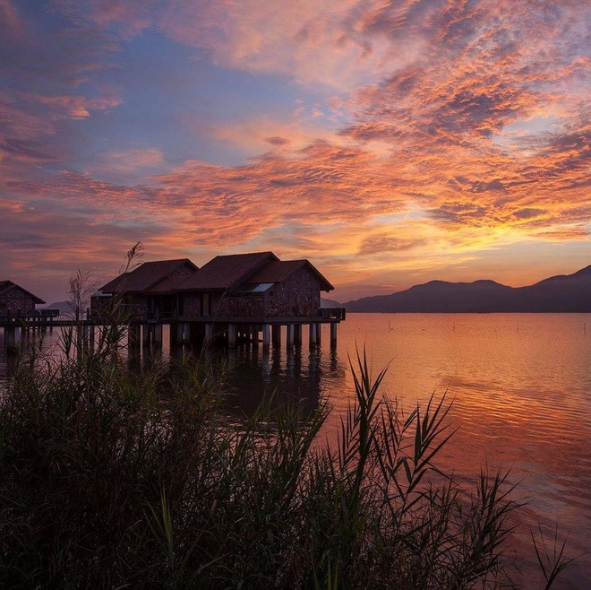 Được xây dựng trên lưu vực cửa sông Rào Cái, hồ nhân tạo lớn nhất Hà Tĩnh có sức chứa hơn 350 triệu m3 nước. Du khách đến khám phá hồ Kẻ Gỗ có thể tham gia các hoạt động như chèo thuyền ngắm khung cảnh nơi thượng nguồn sông thơ mộng lúc hoàng hôn. Ảnh: 4travel.