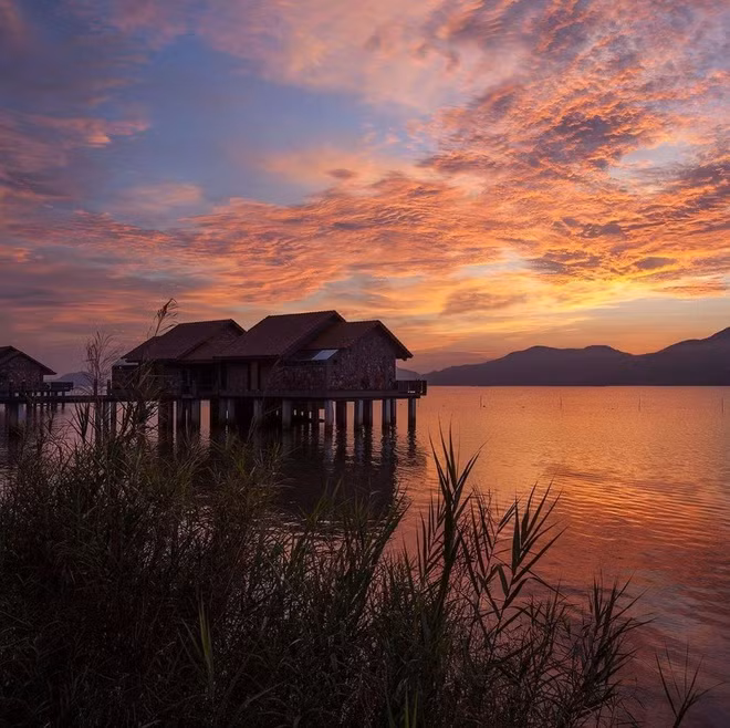 Được xây dựng trên lưu vực cửa sông Rào Cái, hồ nhân tạo lớn nhất Hà Tĩnh có sức chứa hơn 350 triệu m3 nước. Du khách đến khám phá hồ Kẻ Gỗ có thể tham gia các hoạt động như chèo thuyền ngắm khung cảnh nơi thượng nguồn sông thơ mộng lúc hoàng hôn. Ảnh: 4travel.