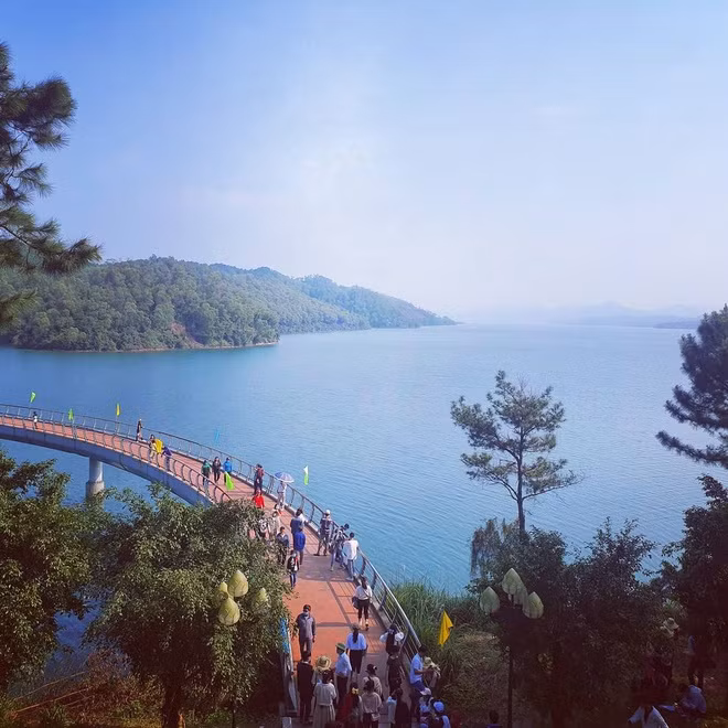  Hồ Kẻ Gỗ nằm giữa các sườn đồi, núi thuộc huyện Cẩm Xuyên, Hà Tĩnh. Hồ nhân tạo này là điểm tham quan hấp dẫn nhiều du khách ưa du lịch khám phá với nhiều hoạt động hấp dẫn. Hồ còn là nguồn cung cấp thực phẩm dồi dào cho các vùng lân cận. Ảnh: Standard.