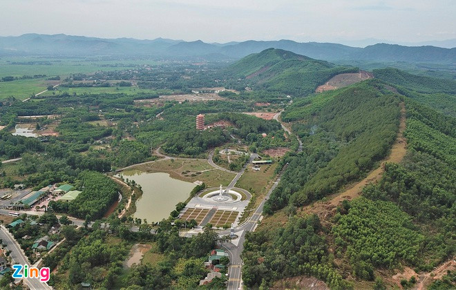 Ngã ba Đồng Lộc là khu di tích lịch sử cấp Quốc gia nổi tiếng, thu hút nhiều du khách trong và ngoài nước. Đây cũng là cửa ngõ giao thông từ miền Bắc và đường mòn Hồ Chí Minh, nơi hứng chịu nhiều bom đạn từ những năm kháng chiến. Du khách đến nơi đây để tìm hiểu, tri ân những hiện vật còn sót lại, tưởng nhớ các anh hùng, liệt sỹ, nữ thanh niên xung phong đã ngã xuống vì độc lập dân tộc.