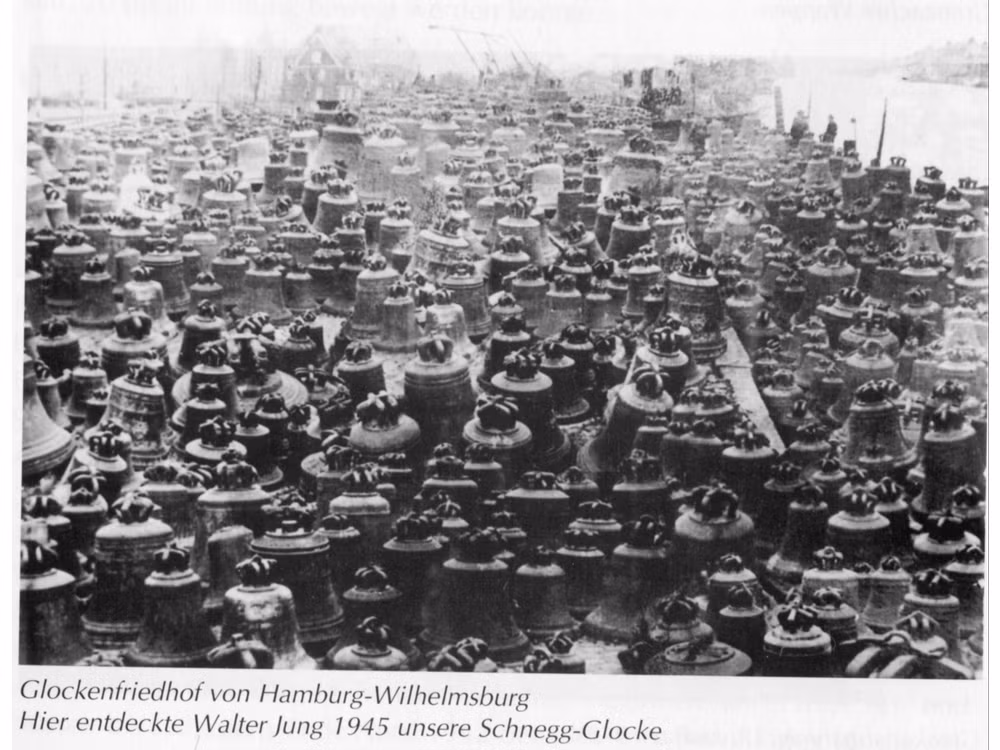 Đa số các nhà thờ chỉ được giữ lại một quả chuông. Vì vậy, nhiều tháp chuông trong nhà thờ bị tháo dỡ.