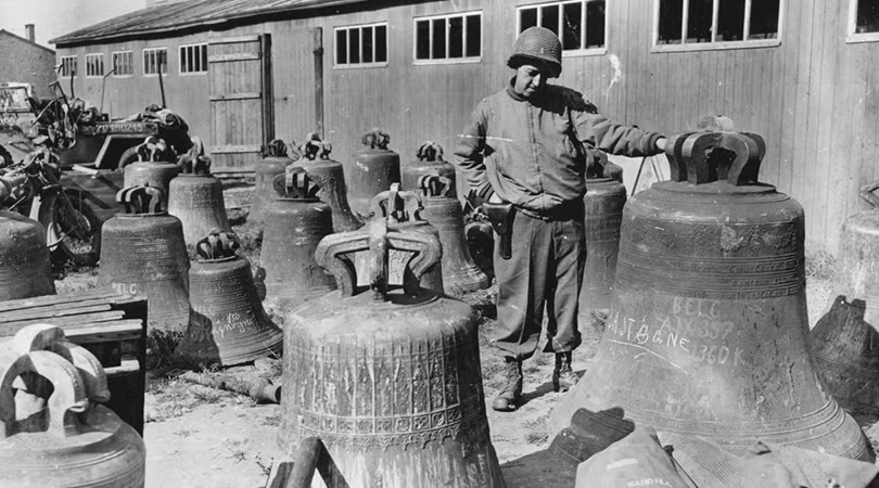 Theo ước tính, khoảng 45.000 chiếc chuông bị chính quyền Đức thu giữ ở các nhà thờ. Khi Thế chiến 2 kết thúc, khoảng 13.000 chiếc chuông được tìm thấy. Sau đó, chúng được chính quyền trao trả lại cho các nhà thờ.