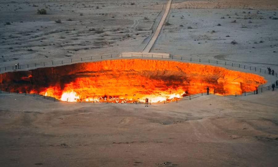 Do đó, toàn bộ phần mặt đất dưới mũi khoan bị đổ sụp xuống và tạo thành hố khổng lồ có đường kính khoảng 70m. Hố này được gọi là Darvaza.