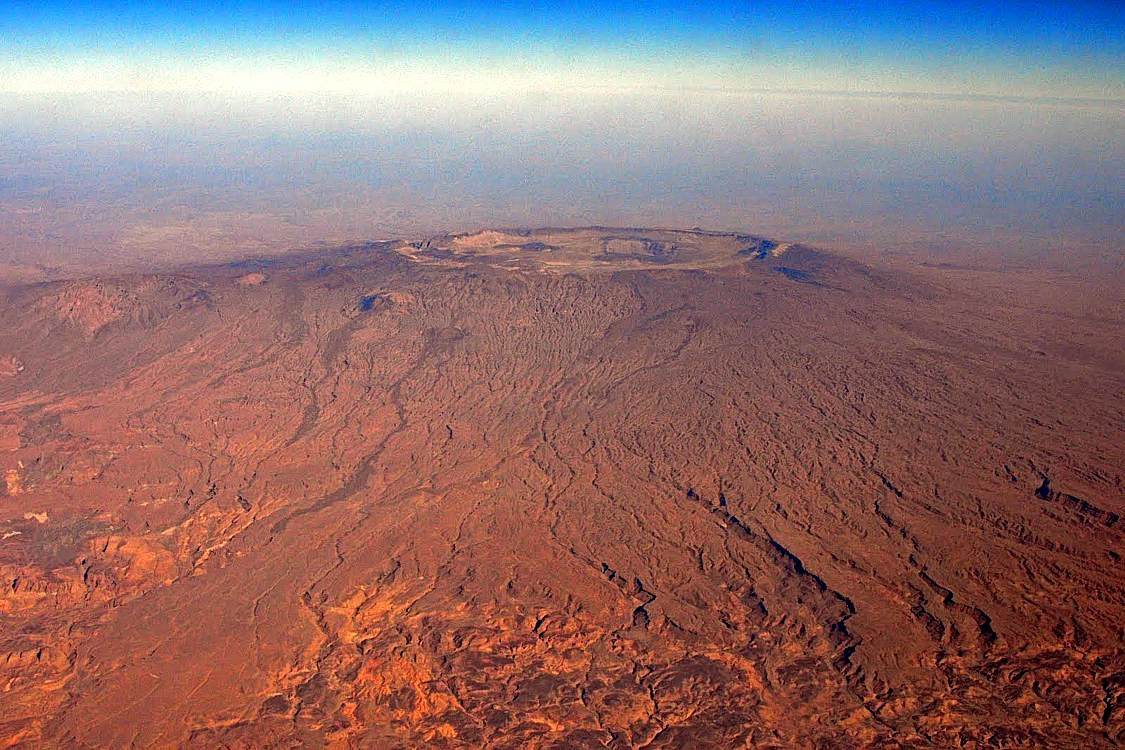 Điểm cao nhất tại sa mạc Sahara là núi lửa Emi Koussi đã dừng hoạt động ở Chad. Núi lửa này cao hơn 3.445m so với mực nước biển.