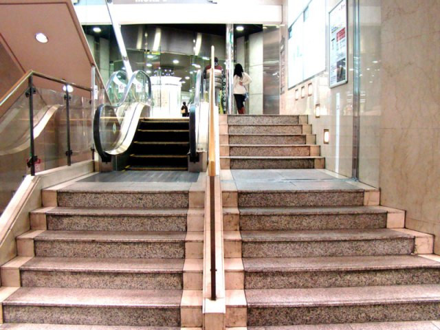 Thang cuốn ngắn nhất thế giới nằm ở tầng hầm của cửa hàng bách hóa More ở Kawasaki, Nhật Bản. Nó chỉ có 5 bậc và dài 83,3 cm.