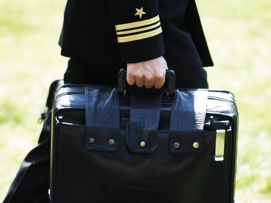 Theo tiết lộ của Tướng Hugh Shelton, chiếc thẻ có ghi mã số dùng để kích hoạt hệ thống tấn công hạt nhân thường được giới chức Mỹ gọi là "bánh quy". Món đồ quan trọng này được mang theo Tổng thống Mỹ mọi lúc, mọi nơi.