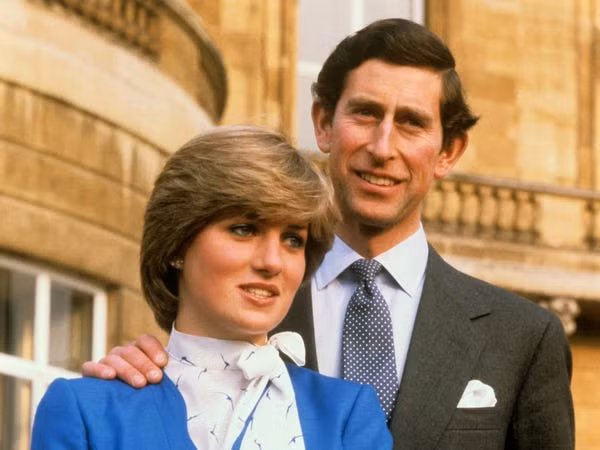 Công nương Diana nhanh chóng trở thành một trong những hoàng gia nổi tiếng nhất thế giới với tính cách thân thiện, cởi mở, nhân ái và phong cách thời trang ấn tượng.
