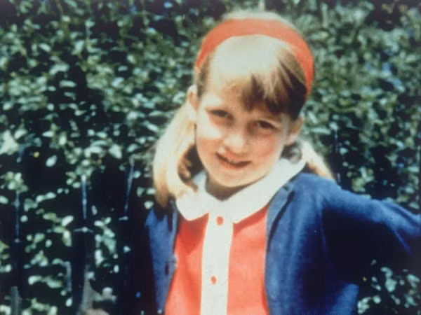 Khi Công nương Diana lên 7 tuổi, cha mẹ của bà là Frances Shand Kydd và Edward John Spencer ly hôn. Theo đó, Công nương Diana có tuổi thơ khá "sóng gió" khi không được hưởng niềm hạnh phúc gia đình trọn vẹn.