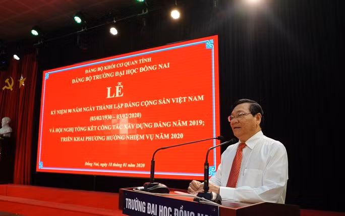 Ky luat cach chuc Hieu truong Truong DH Dong Nai