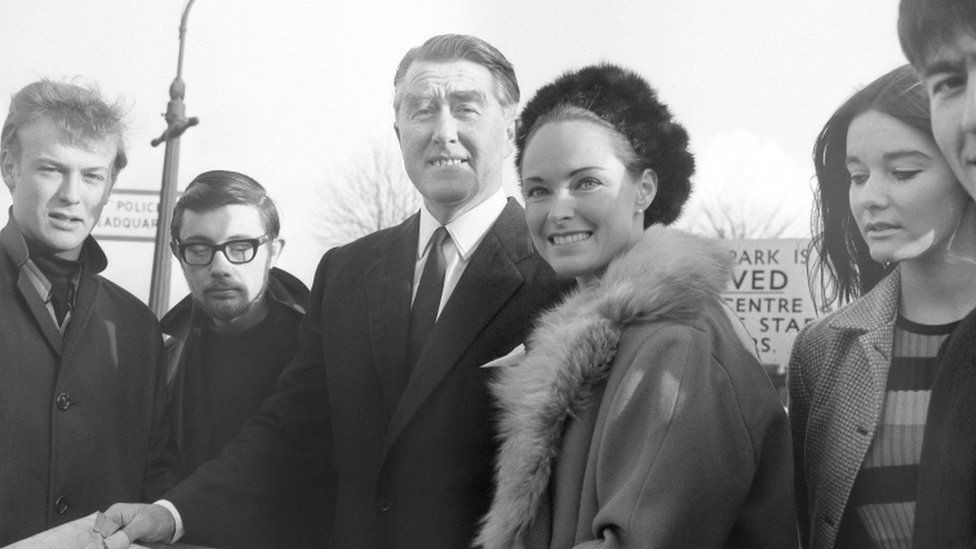 Hiện nay, rất ít người sống ở Sealand bởi các thành viên trong gia tộc Bates đưa con cái về đất liền để cho chúng đi học.