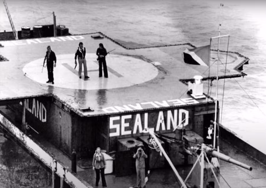 Ông Paddy không chỉ tuyên bố độc lập mà còn giương cờ và phong cho vợ là công chúa Joan. Kể từ đó, gia đình 4 người của Paddy sinh sống tại "tiểu vương quốc" Sealand.