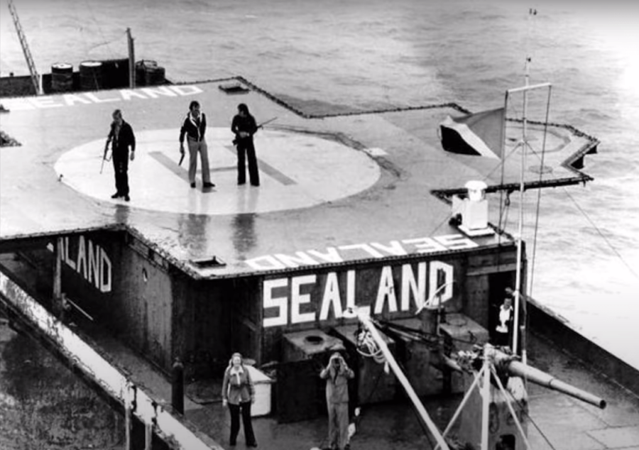 Ông Paddy không chỉ tuyên bố độc lập mà còn giương cờ và phong cho vợ là công chúa Joan. Kể từ đó, gia đình 4 người của Paddy sinh sống tại "tiểu vương quốc" Sealand.