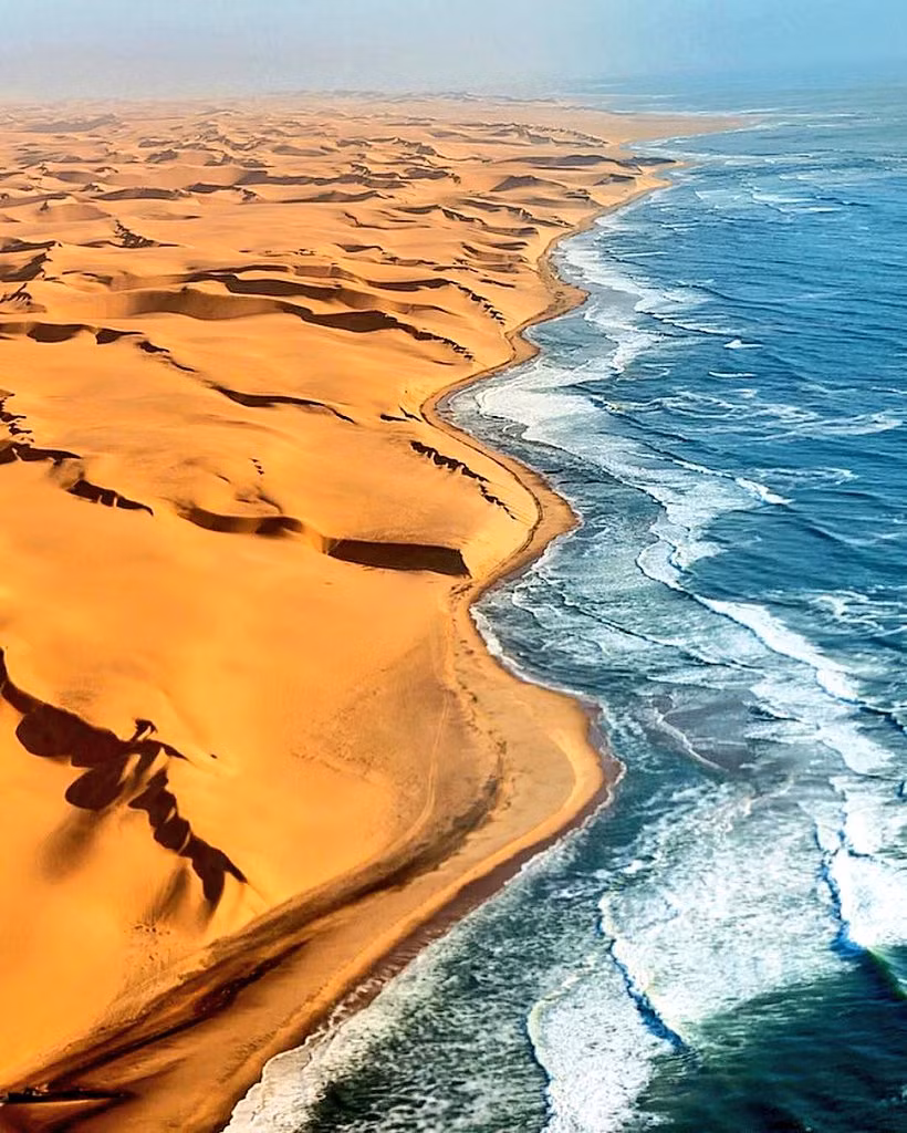 Chiều dài toàn bộ sa mạc Namib khoảng 1.500 km và chiều rộng khoảng 80 - 160 km. Sa mạc gây chú ý khi chạy dọc bờ biển Đại Tây Dương.