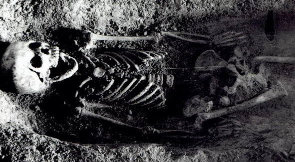 Trong các cuộc khai quật vào năm 1967 - 1968, nhà khảo cổ học Waldemar Chmielewski tìm thấy bộ hài cốt cô gái khoảng 300 tuổi ở trong hang Tunel Wielki, Ba Lan. Điều khiến các chuyên gia khó hiểu là bên trong miệng của cô gái có đầu của ít nhất một con chim sẻ.