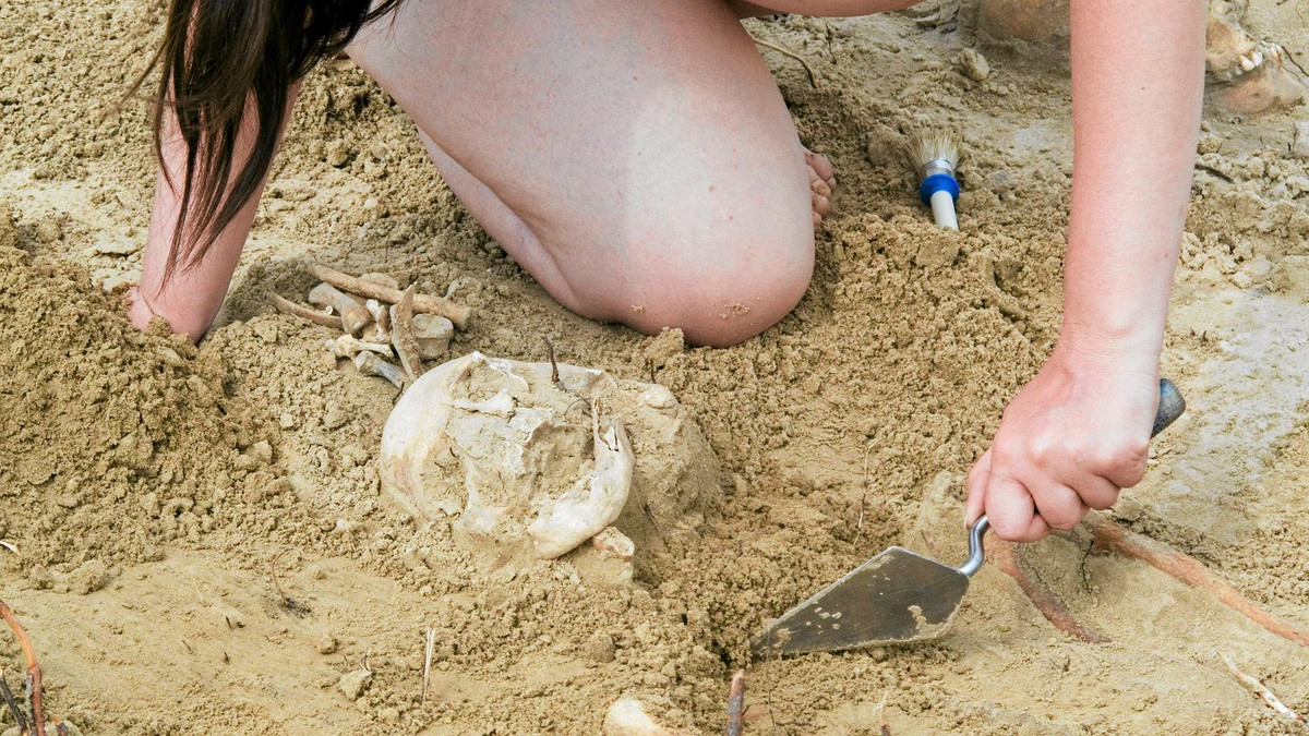 Theo các chuyên gia, người dân ở châu Âu đã ngừng chôn cất người chết trong các hang động từ thời Trung cổ. Thông qua các kiểm tra, phân tích bộ hài cốt, các chuyên gia xác định người cô gái qua đời khi khoảng 10 - 12 tuổi.